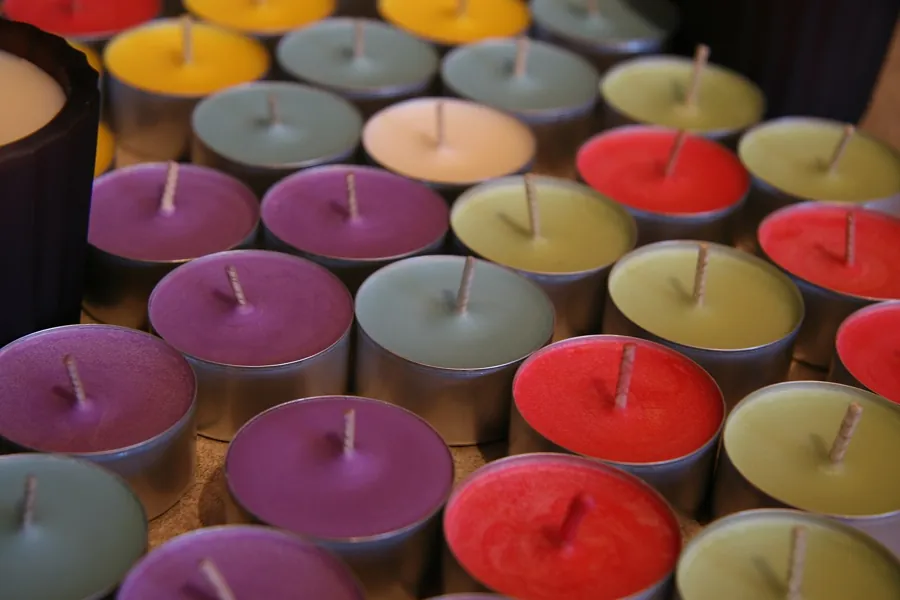Original photo: colourful soy tealight candles, loose and in close-up