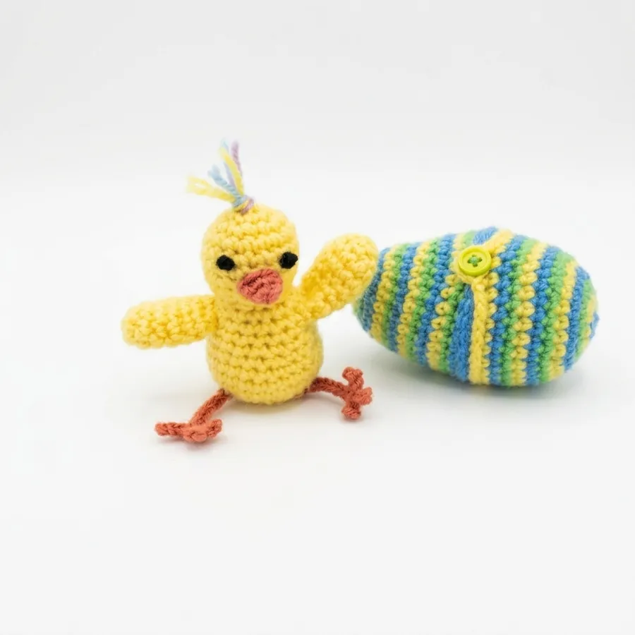 Résultat NiceLook : le poussin et l'œuf au crochet sur fond blanc
