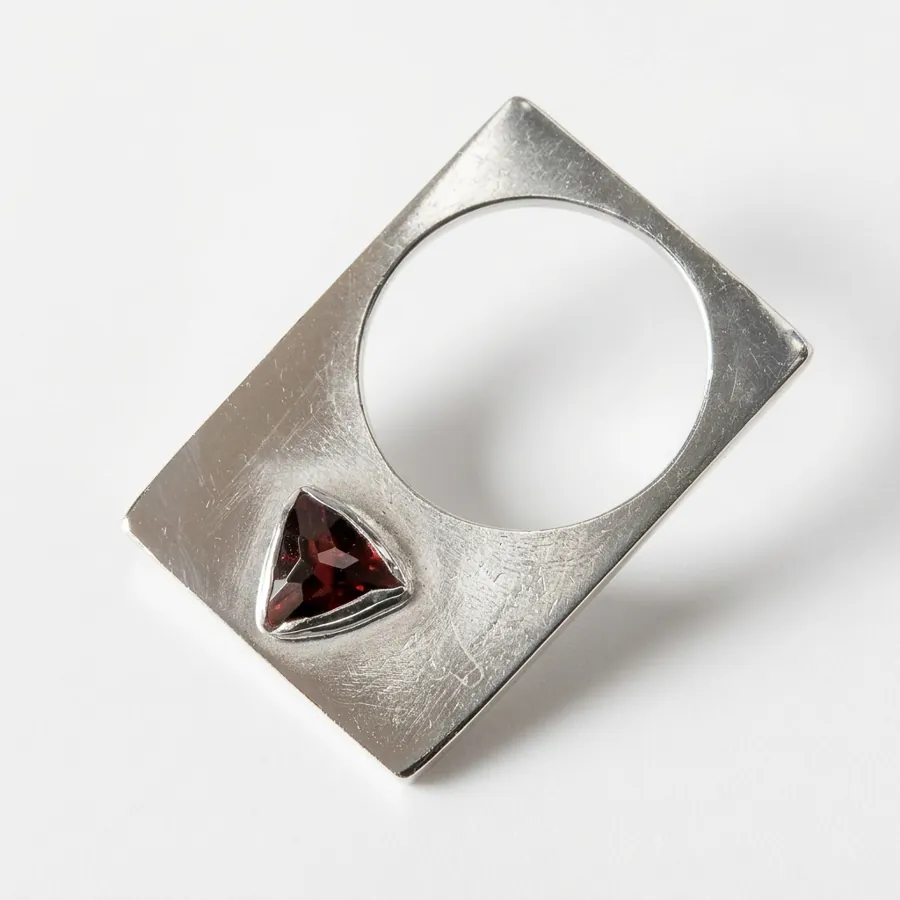 NiceLook result: the same ring on a pure white background with a soft shadow